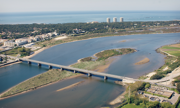 ponte sobre o rio